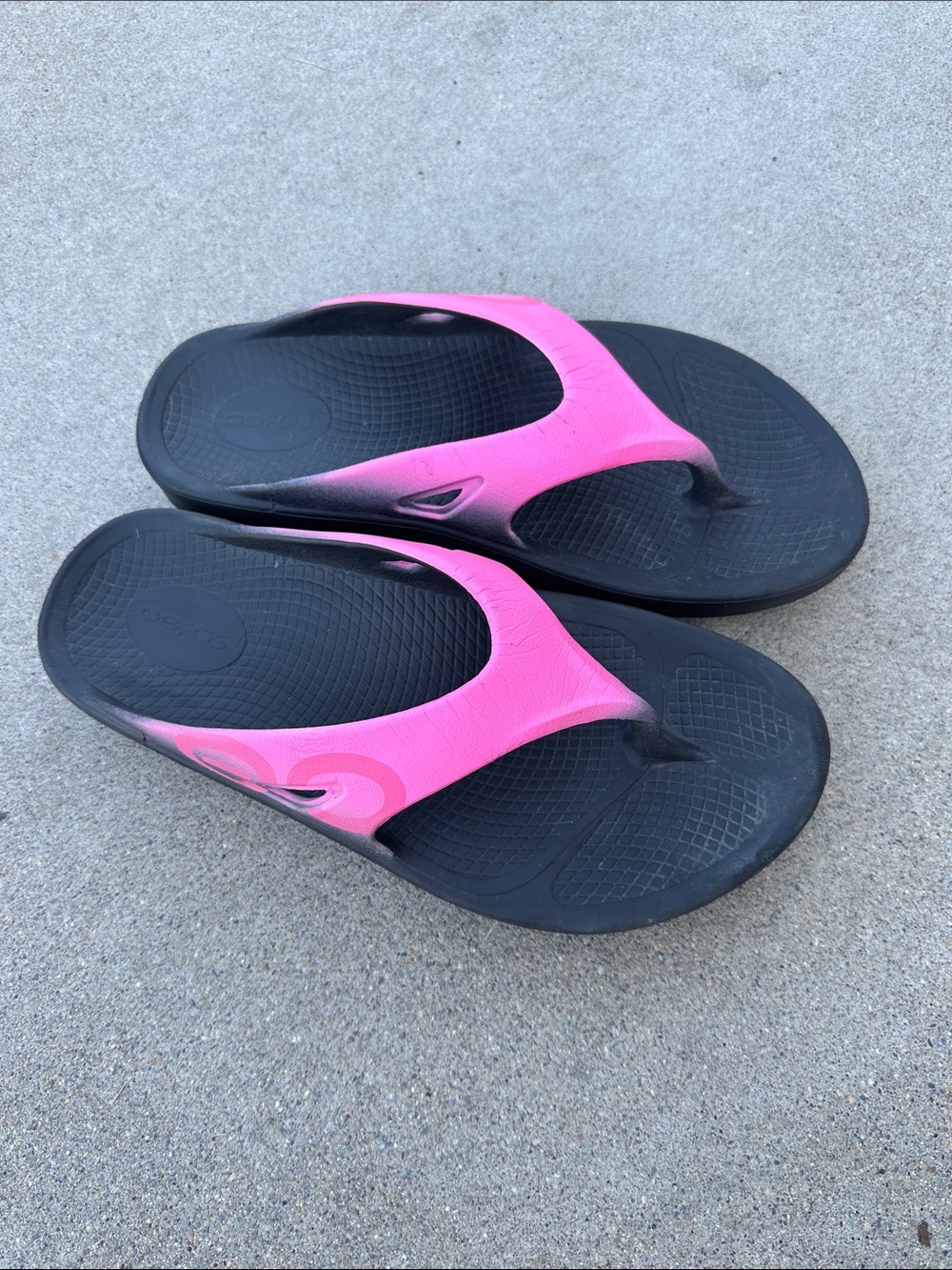 OOFOS Pink and Black Women's Recovery Flip Flops